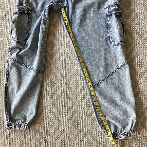 C’EST TOI Light Wash Cargo Denim Joggers Size Large - Picture 10 of 14